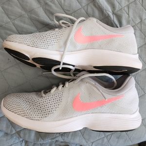 Size 9.5 Women's Nike shoes. Neon pink and light gray in color